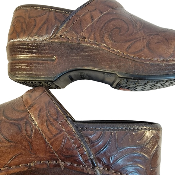 Dansko XP Floral Paisley Tooled Brown Leather Clog Closed Toe Open Heel Shoe 37 - Picture 9 of 16